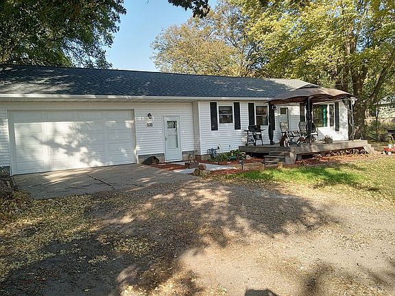 3rd image of 608 Lakeshore Dr