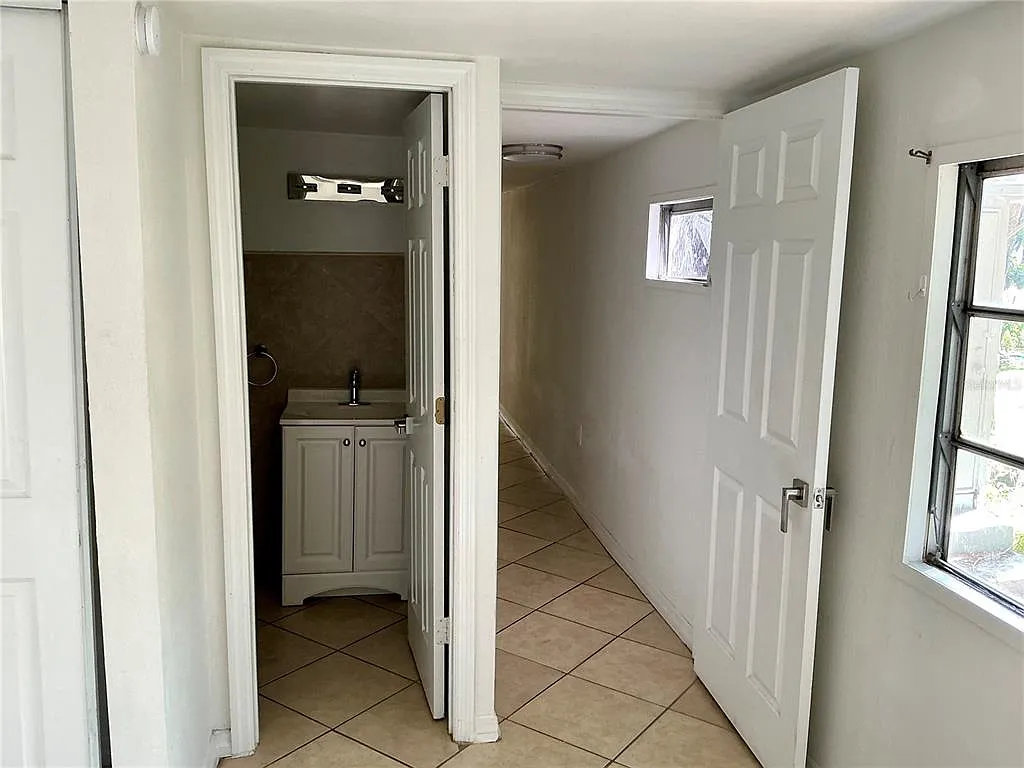 3 bed, 2.0 bath, 1042 sqft, $1,750 — Photo 4