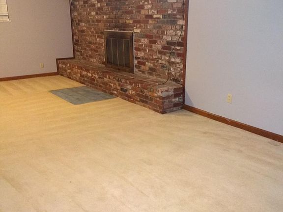 FIREPLACE IN FAMILY ROOM