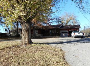 1913 E Hartford Ave, Ponca City, OK 74604