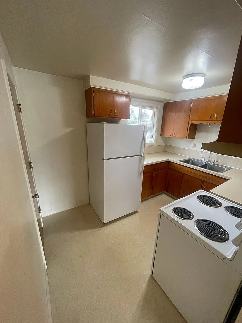 Large 2 Bedroom over looking the Golf Course! — Photo 3