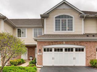 85 Waters Edge Ct, Glen Ellyn, IL 60137