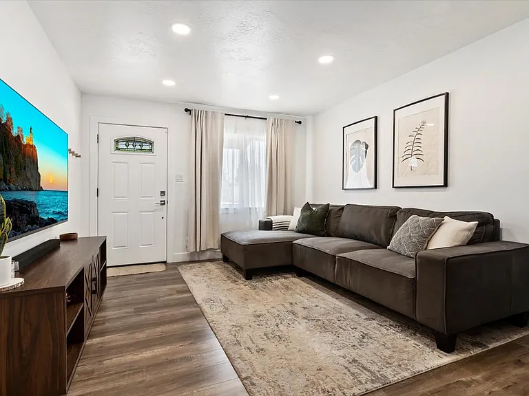 5750 S 4060 W — Photo 3