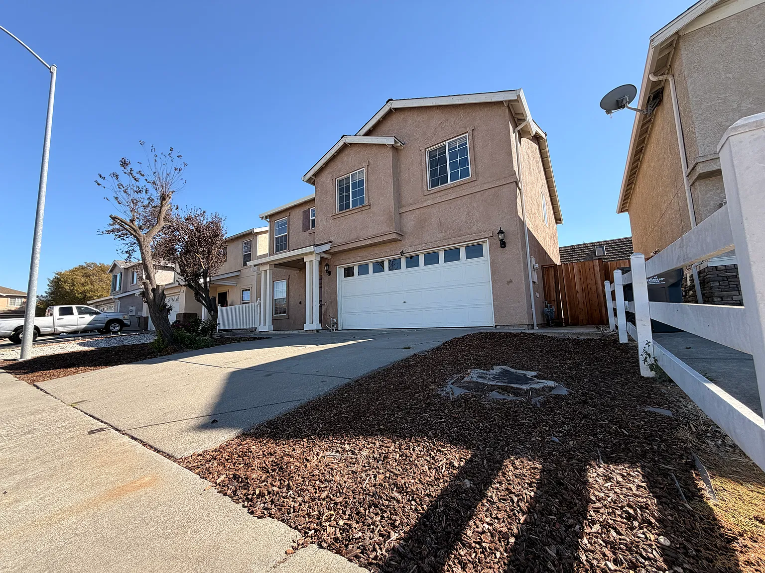4 bed, 1957 sqft, $2,800 — Photo 1