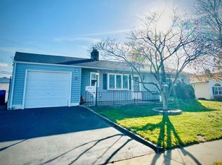 12 Silver Birch Ln, Levittown, PA 19055