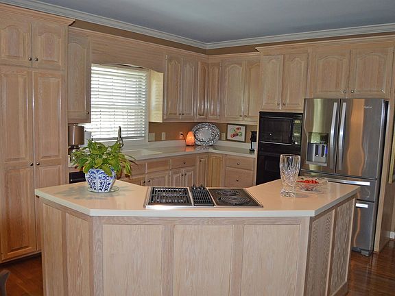 4th image of 360 Peartree Dr