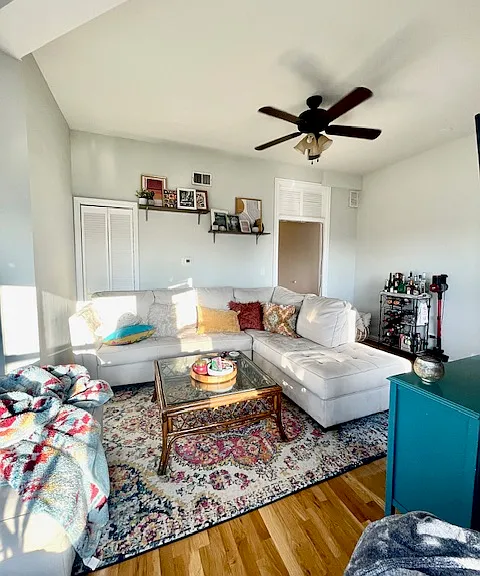 3359 N Southport Ave #4 — Photo 5