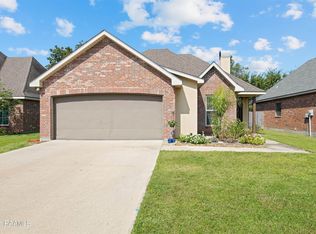 210 Bentgrass Dr, Lafayette, LA 70508