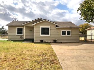 1216 E Chestnut St, Altus, OK 73521