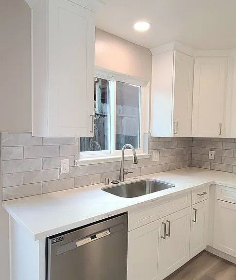 Montrose Apts — Photo 7