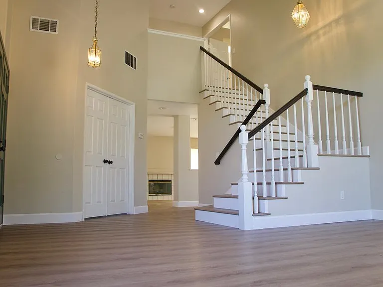 606 Creekside Ave — Photo 3