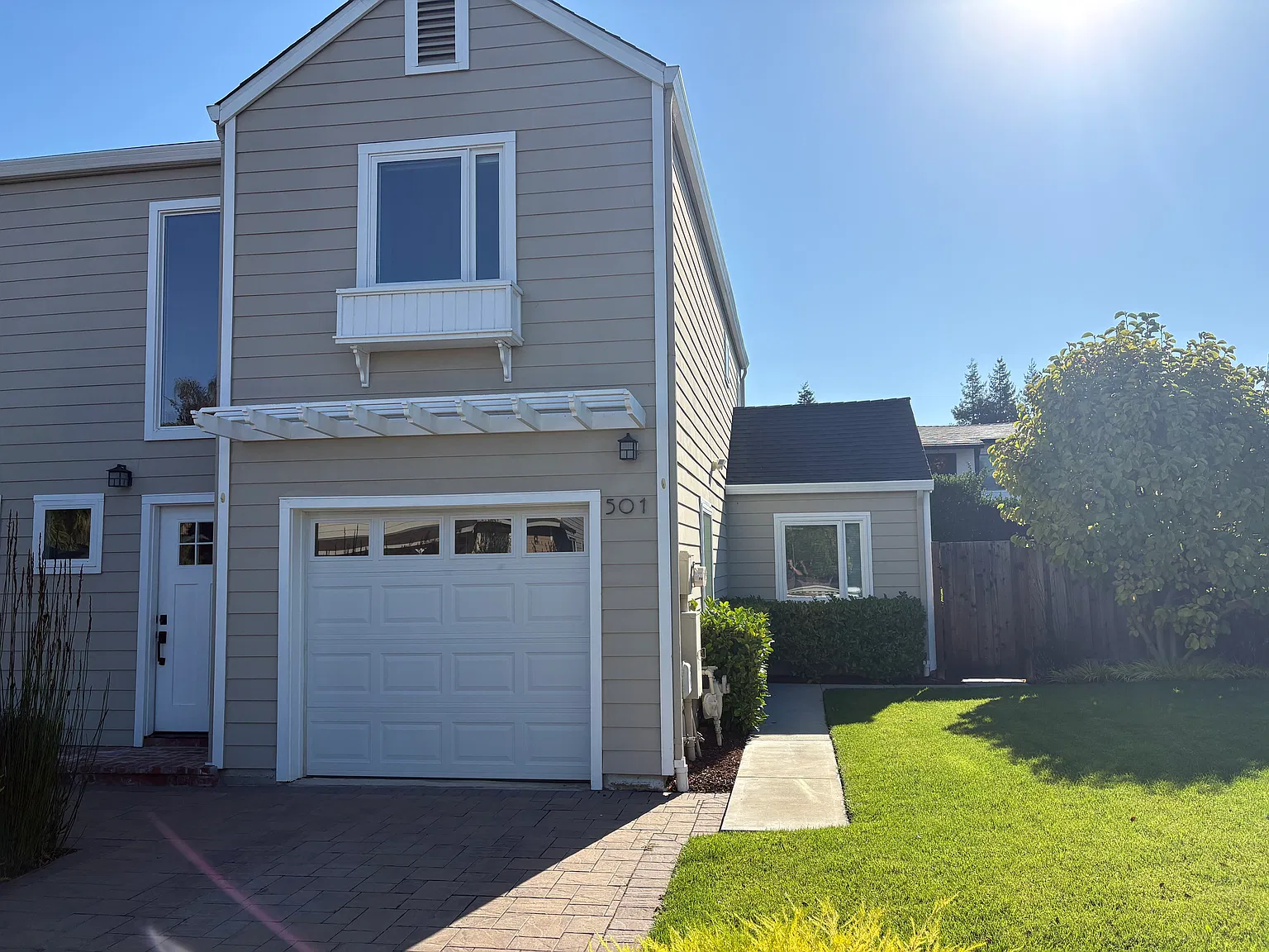 2 bed, 1.5 bath, 2884 sqft, $3,995 — Photo 1
