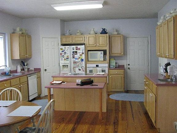4th image of 1040 N 92nd St