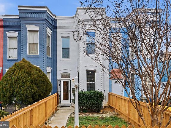 3rd image of 813 12th St NE