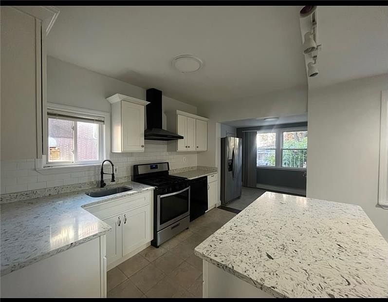 2nd image of 2353 Wallace Ave #2