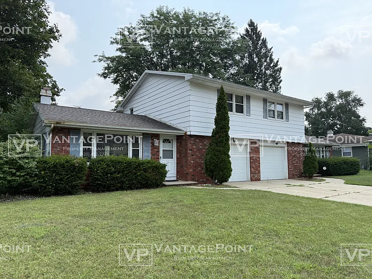 1711 Edgehill Dr — Photo 1