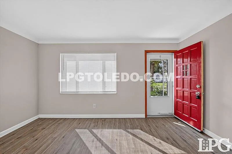 3 bed, 1.0 bath, 1034 sqft, $1,400 — Photo 4