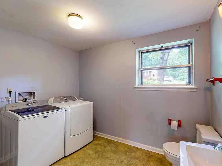 916 Huntington Cir — Photo 25