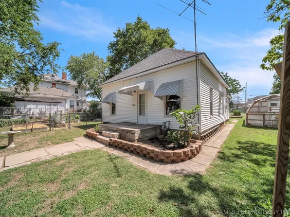 117 S Hickory St, Nowata, OK 74048