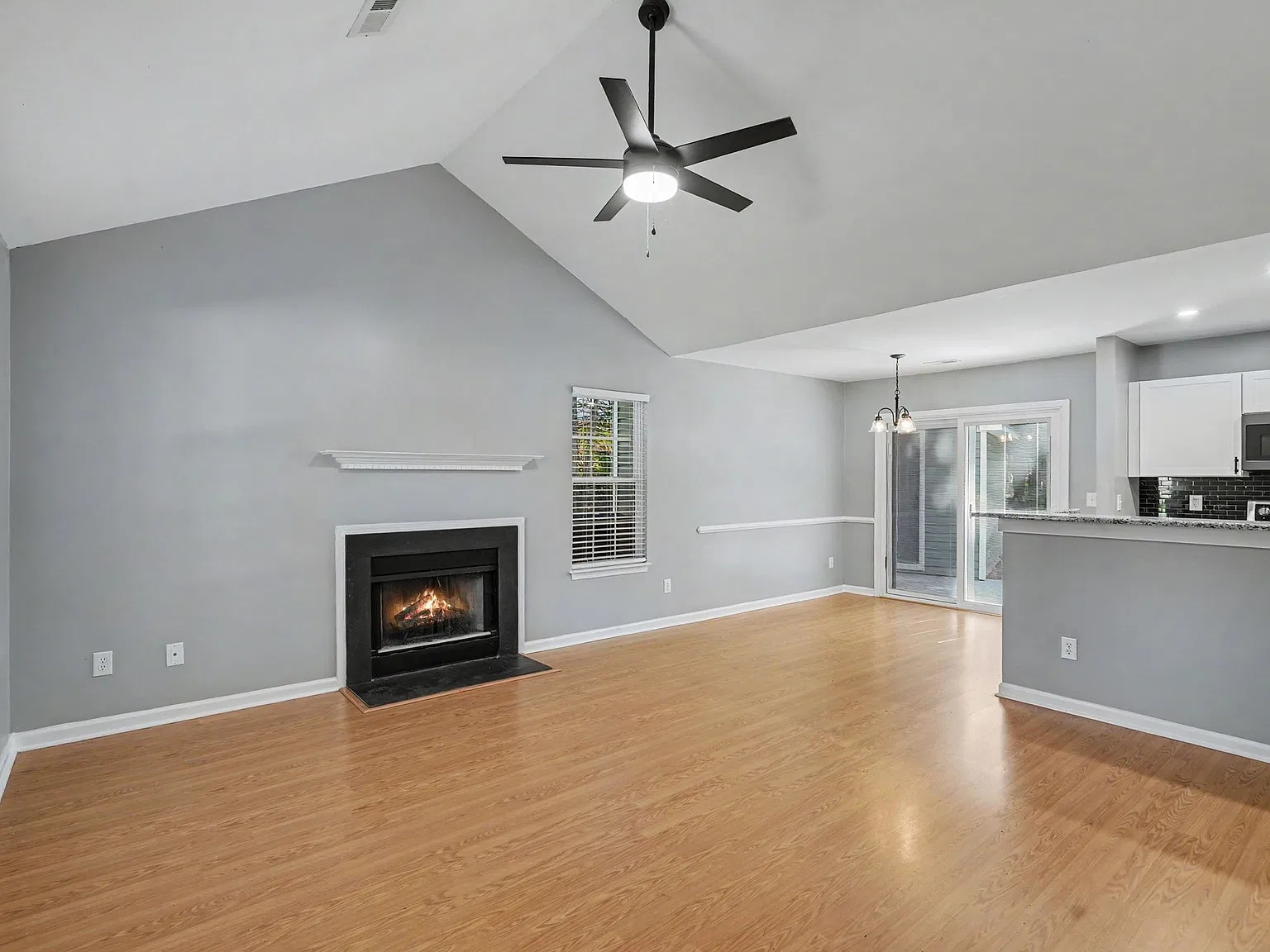 2 bed, 887 sqft, $1,695 — Photo 4