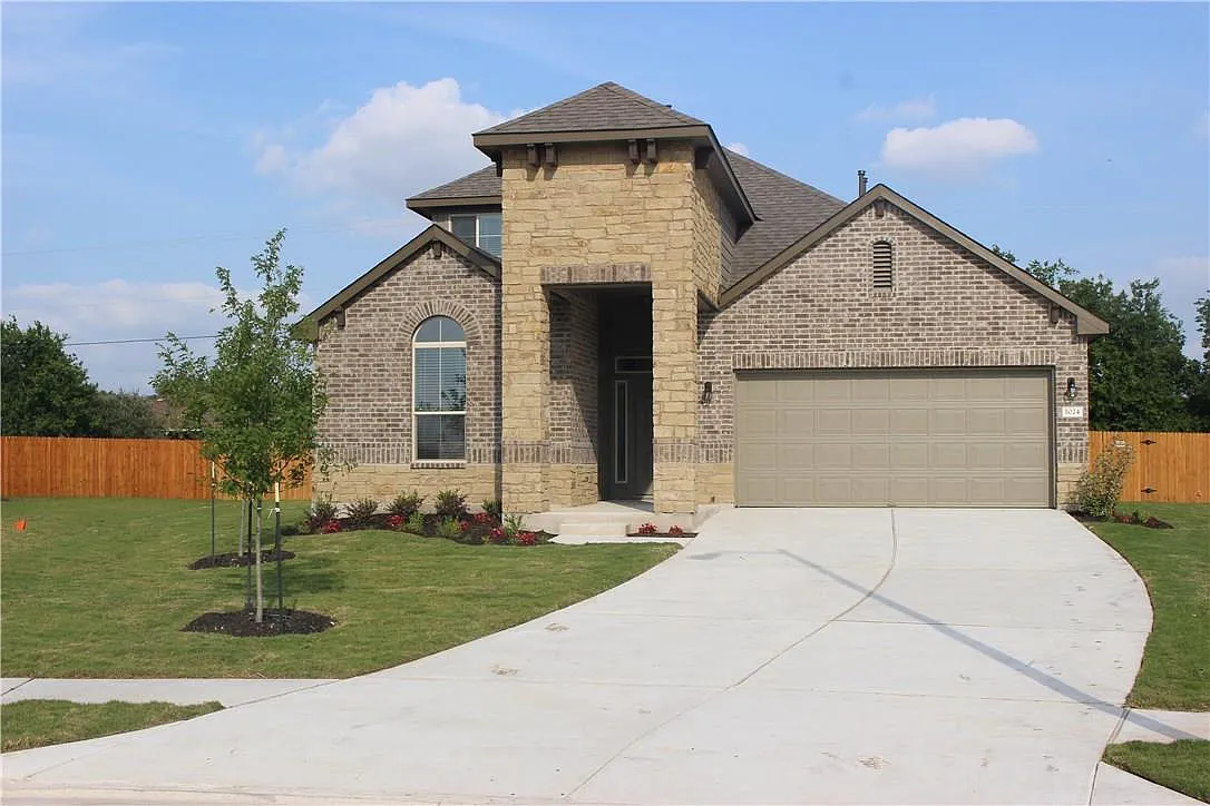 4 bed, 3.0 bath, 2606 sqft, $2,850 — Photo 2