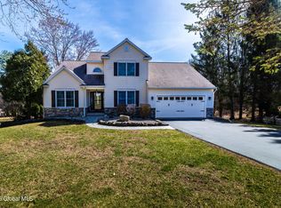 8 Maryview Dr, Wynantskill, NY 12198