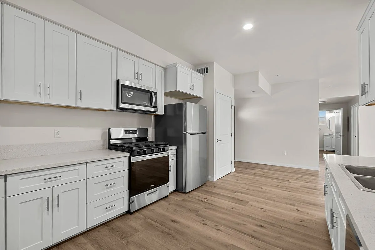 Building Photo - 13853 Victory Blvd #208
