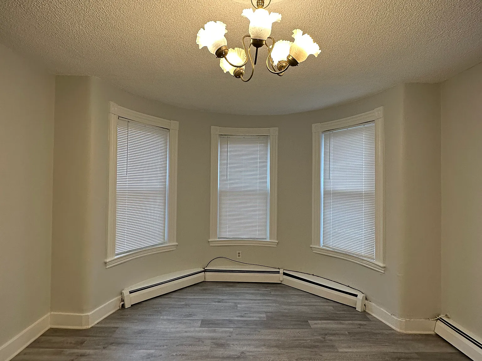 3 bed, 1200 sqft, $950 — Photo 1