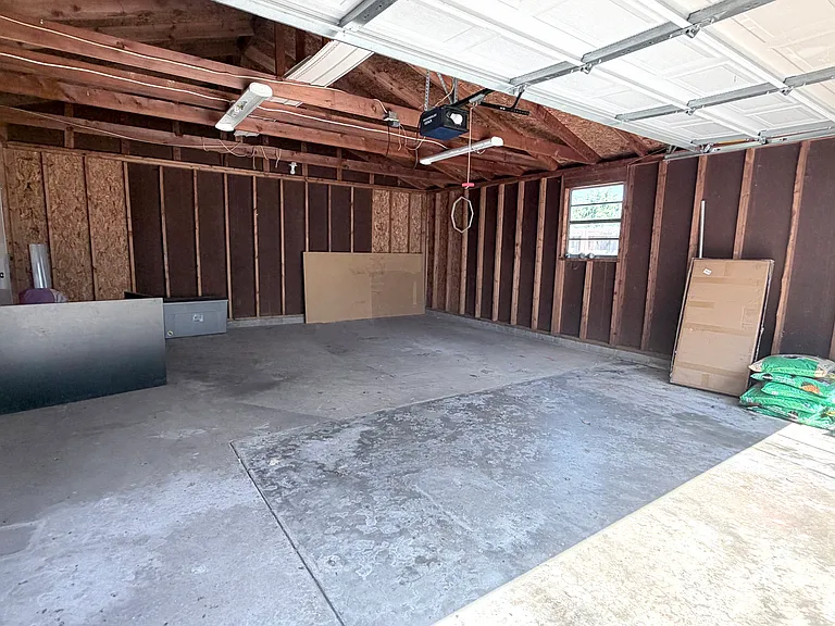 555 S Ruston Ave — Photo 3