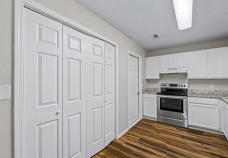 302 Parkcrest Dr — Photo 2