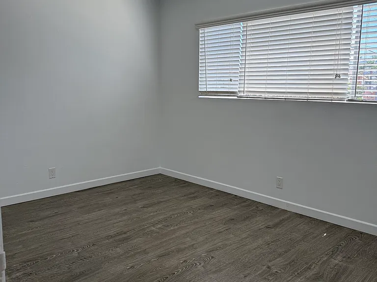 529 Avenue G — Photo 9