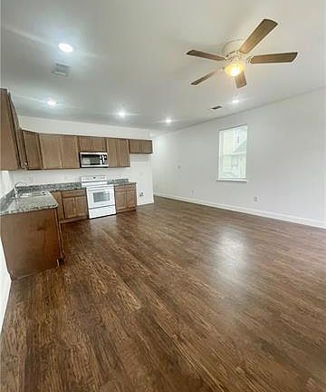 3rd image of 2211 Port St