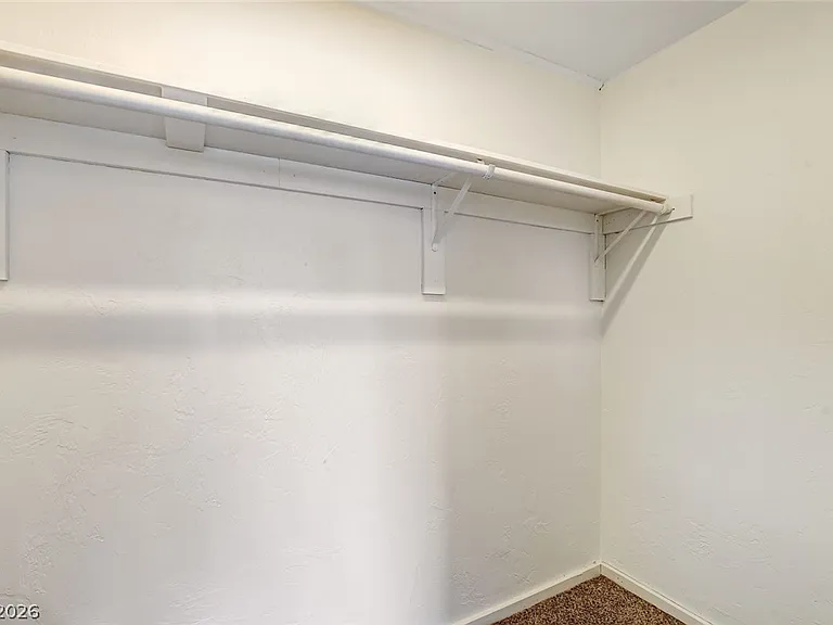 214 W Victory Rd — Photo 27