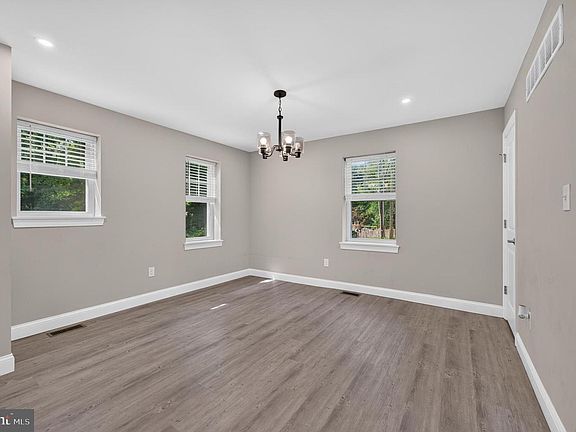 5th image of 62 Higgins Ave