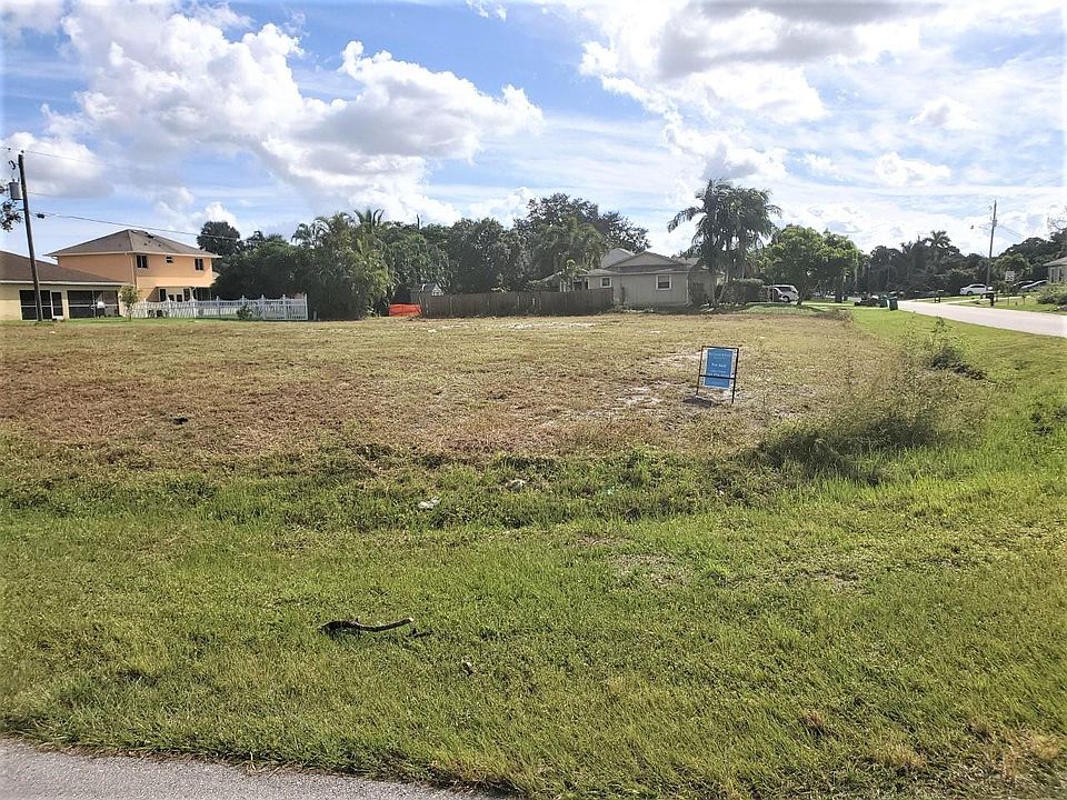 1st image of 750 SW Lois Ter