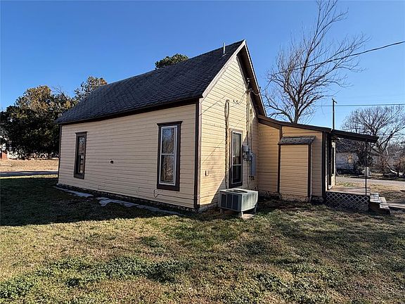 3rd image of 604 N Tucker Ave
