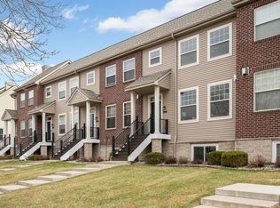 1981 Clover Ridge Dr, Chaska, MN 55318