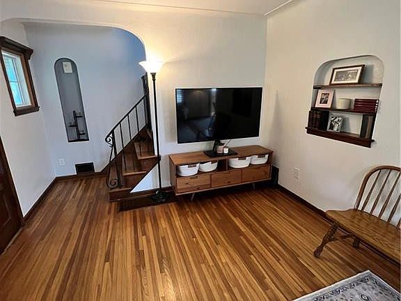 4th image of 2512 Hollydale Ave