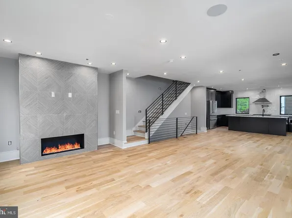 909 Emily St, Philadelphia, PA 19148