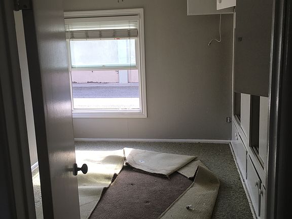 bedroom, waiting on carpet and ceiling fan