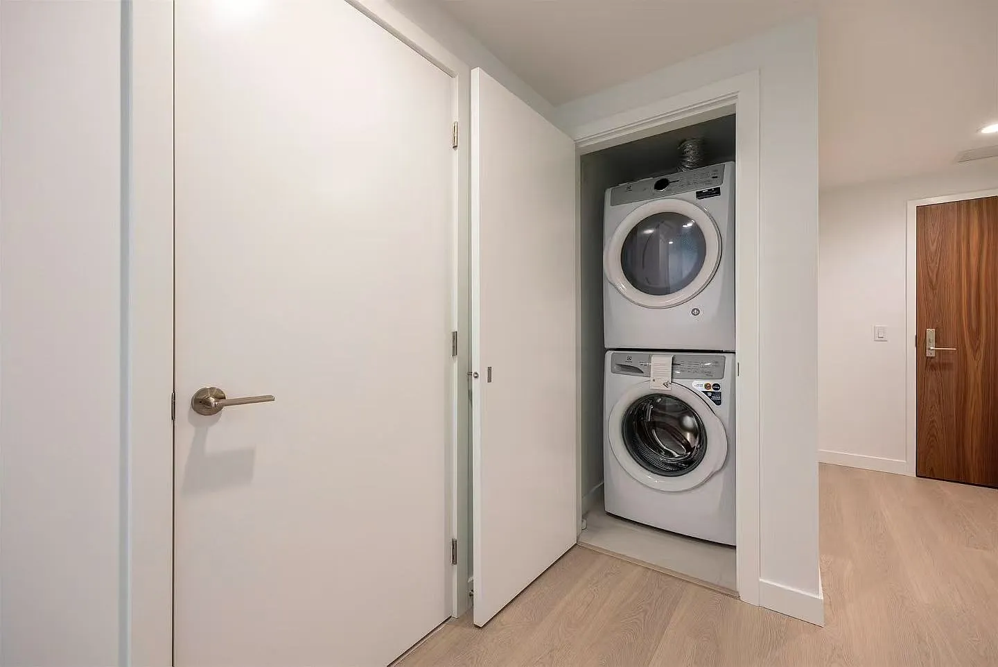 2 bed, 906 sqft, $3,150 — Photo 4