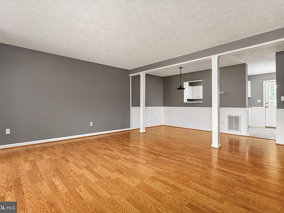 3rd image of 112 Chatham Sq