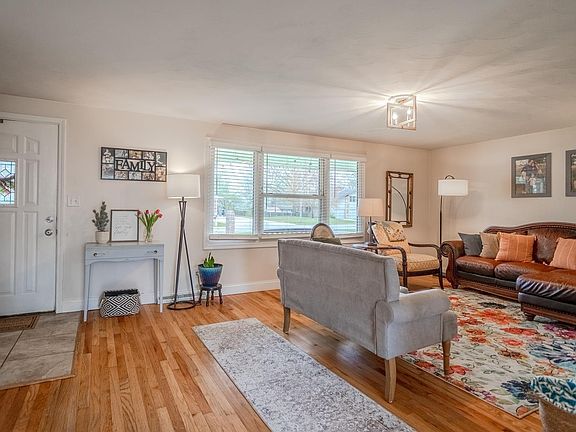 2nd image of 3608 Golden Ln