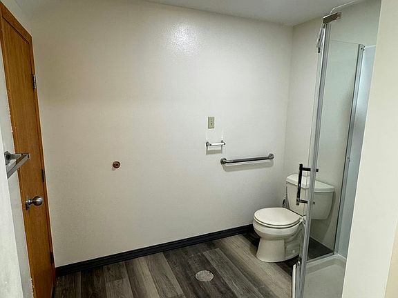 2nd image of 211 Bank St #3