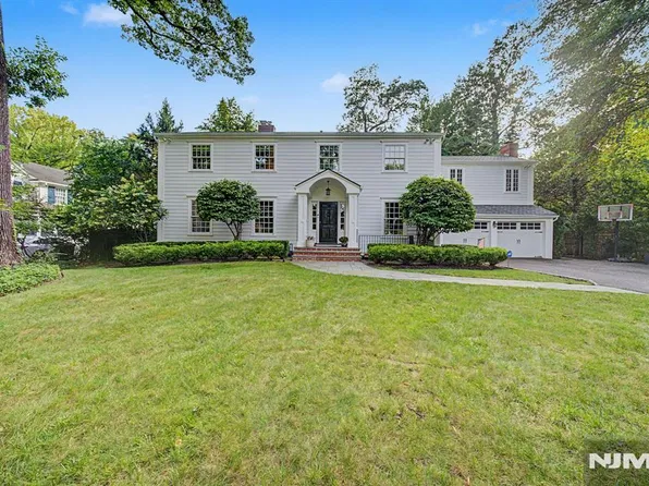 22 Birchwood Place, Tenafly, NJ 07670