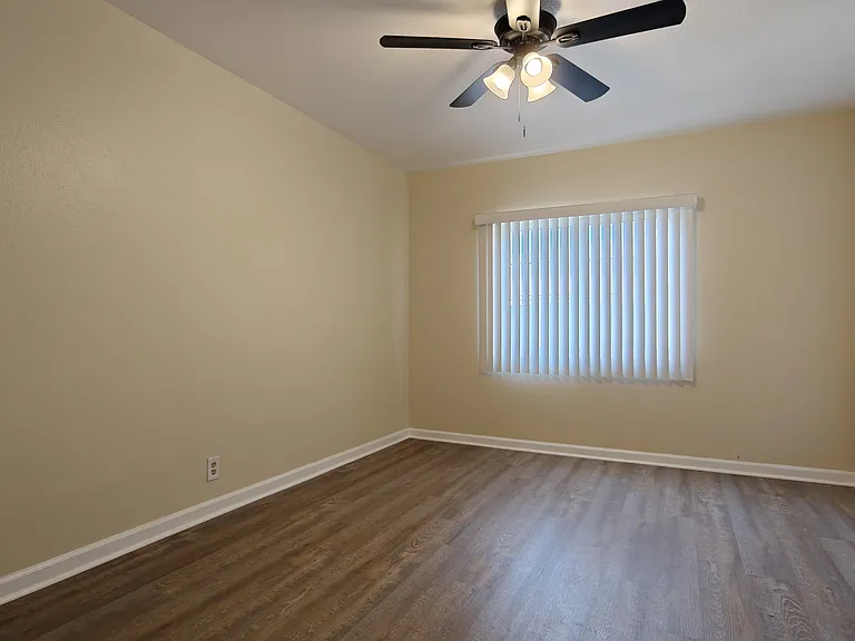 10223 Darby Ave #4 — Photo 7