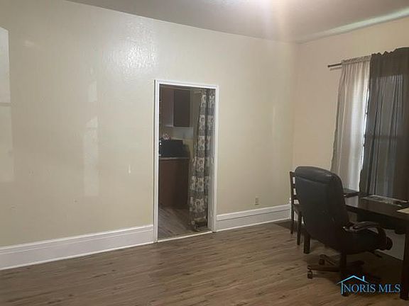 5th image of 2445 Woodford St