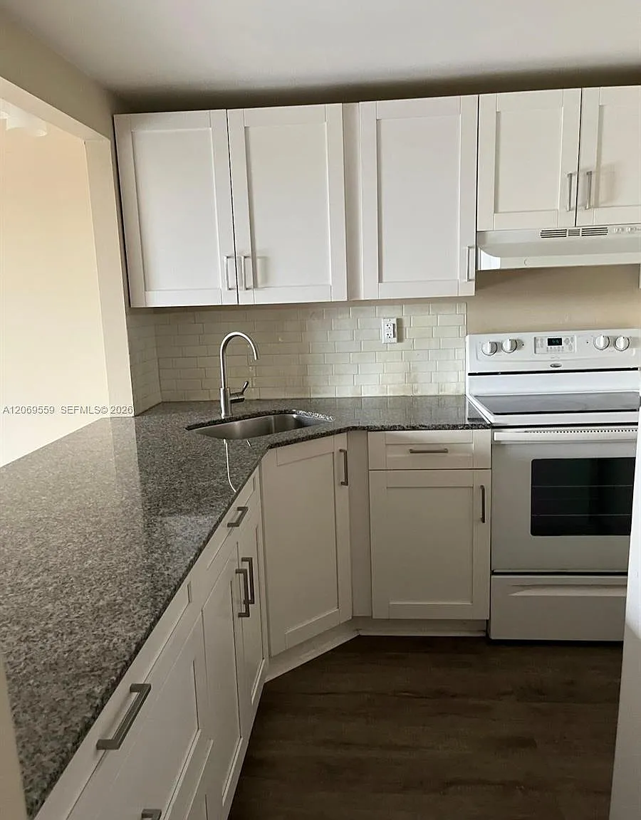 Yolanda Villas Condo — Photo 1