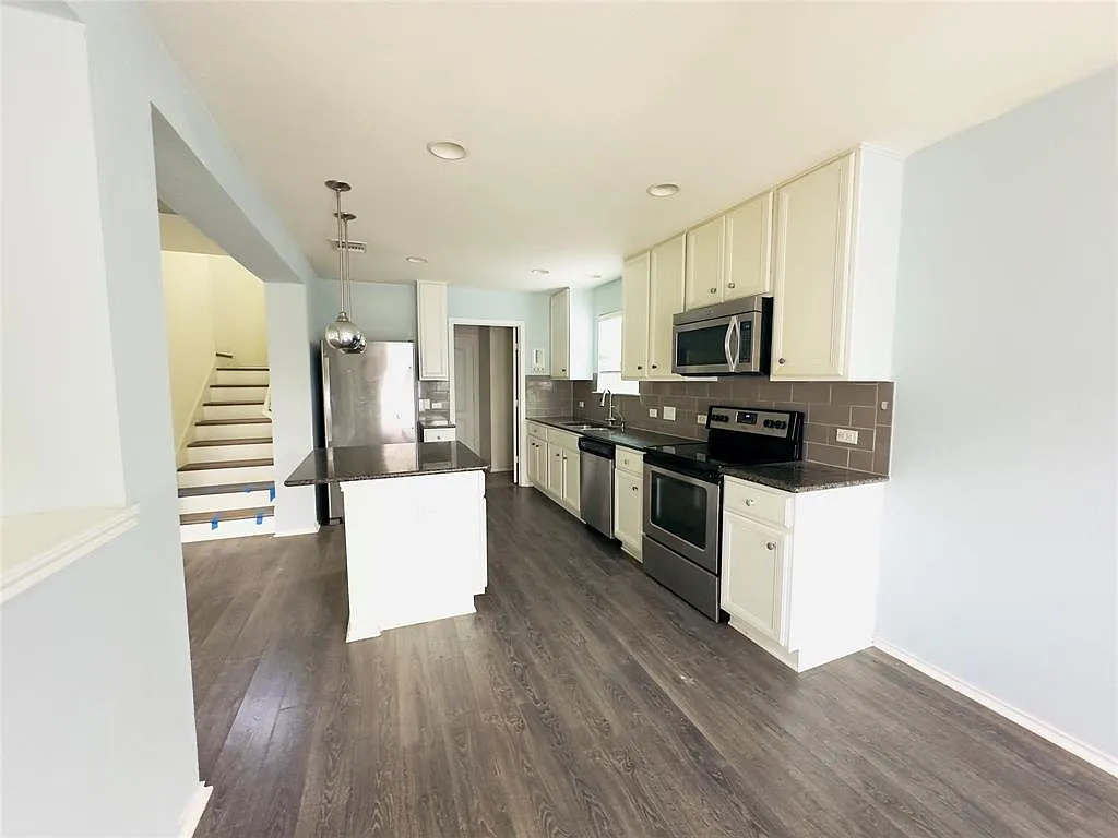 3 bed, 2.5 bath, 1665 sqft, $1,950 — Photo 3