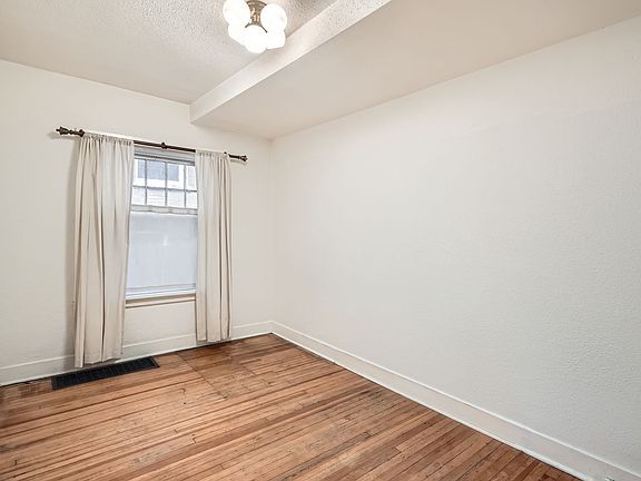 4th image of 735 E 10th Ave